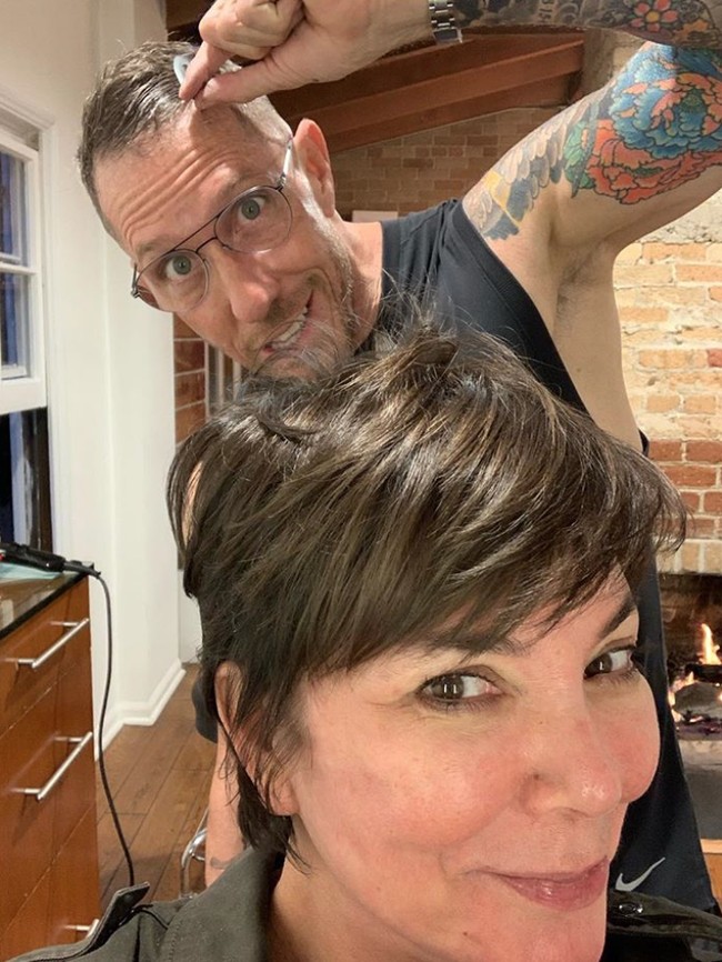 Kris Jenner memamerkan wajah tanpa makeup saat rambutnya sedang ditata. Dengan hashtag #nomakeup #nofilter, wajah polos ibu enam anak ini membuatnya berbeda 180 derajat dengan saat memakai makeup tebal. Foto: Instagram