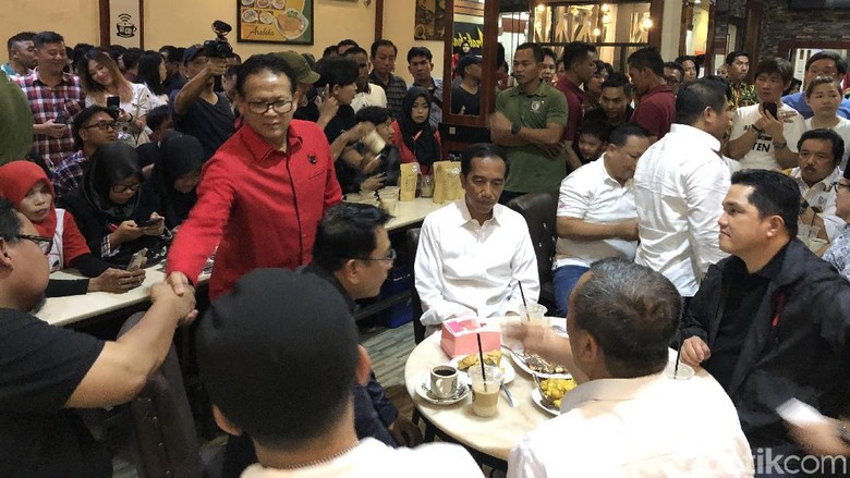 Jokowi Ngopi di Warkop Dumai, Warga Membeludak Jokowi Ngopi di Warkop Dumai, Warga Membeludak