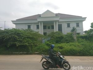 Tak Kunjung Dipakai, Gedung Anyar Kejari Cilegon Jadi Bak Hutan