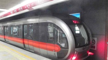 Beijing Metro: Beijing Metro adalah salah satu sistem MRT tersibuk di dunia, dengan penumpang rata-rata mencapai 10,35 juta tiap hari. Merupakan yang tertua di China karena sudah mulai beroperasi pada tahun 1969. Total stasiun mencapai 391 dengan panjang 636,8 kilometer. Foto: Wikimedia