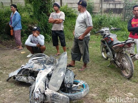 Enam sepeda motor yang tertimbun lonsor Gunung Kapur
