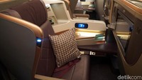 Saat mau beristirahat, traveler bisa meminta bantuan pramugari untuk membuat flat bed dari kursi ini. Panjang flat bednya mencapai 2 meter, jadi sangat nyaman buat tidur (Wahyu/detikcom) 
