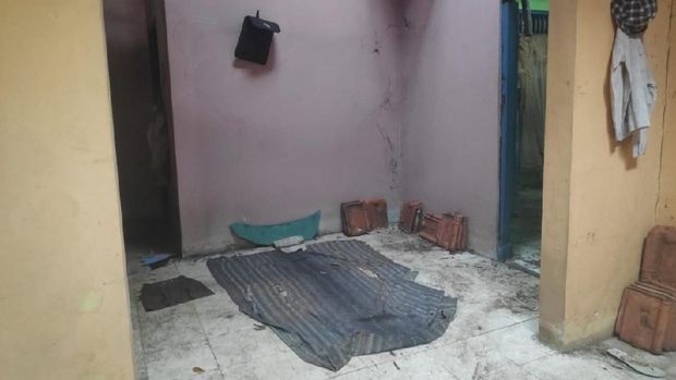 Kondisi di dalam rumah kosong tampak kotor dan berantakan.