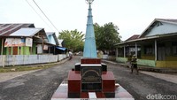 Tugu Khatulistiwa ini berdiri dengan kokoh dan tegak di Pulau Kayoa, Halmahera Selatan.