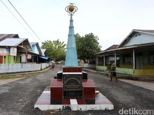 Potret Tugu Khatulistiwa di Pulau Kayoa