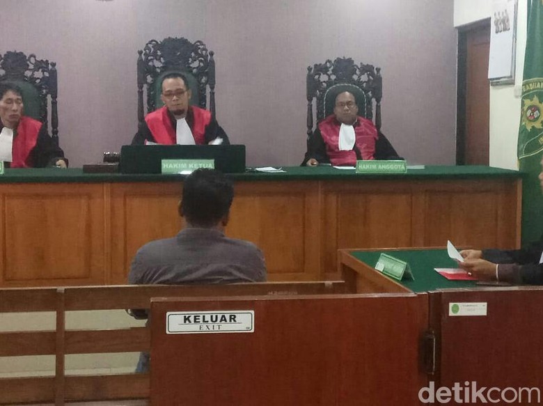 Ketua PAC PDIP Terdakwa Perusakan Baliho Dituntut 4 Bulan Penjara Ketua PAC PDIP Terdakwa Perusakan Baliho Dituntut 4 Bulan Penjara