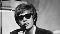Bahkan Thom terinspirasi untuk membentuk band dan menulis lagu karena melihat sosok Scott Walker. Photo by Keystone/Hulton Archive/Getty Images)