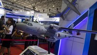Pengunjung melihat miniatur pesawat CN 235-220 di pameran Langkawi International Maritime and Aerospace (LIMA) 2019 di Langkawi, Malaysia, Selasa (26/3/2019). ANTARA FOTO/M Agung Rajasa.
