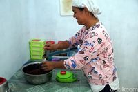 Agnes saat membuat sambal roa (Wahyu/detikcom)