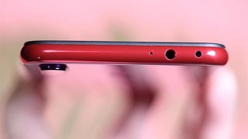 Di bagian atas ponsel ini terdapat port jack audio 3,5 mm dan IR Blaster. Foto: Mydrivers