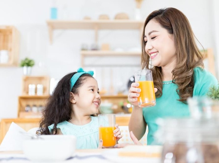 Ilustrasi Anak Minum Jus