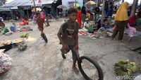 Pasar Kayoa ramai dikunjungi selain menjual beragam jenis kebutuhan warga juga karena harganya cukup murah dan terjangkau.