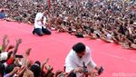 Momen Jokowi-Iriana Foto Bersama Pendukung di Kampanye Terbuka