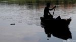Melihat Lebih Dekat Kehidupan Pencari Cacing Sutra di Jakut