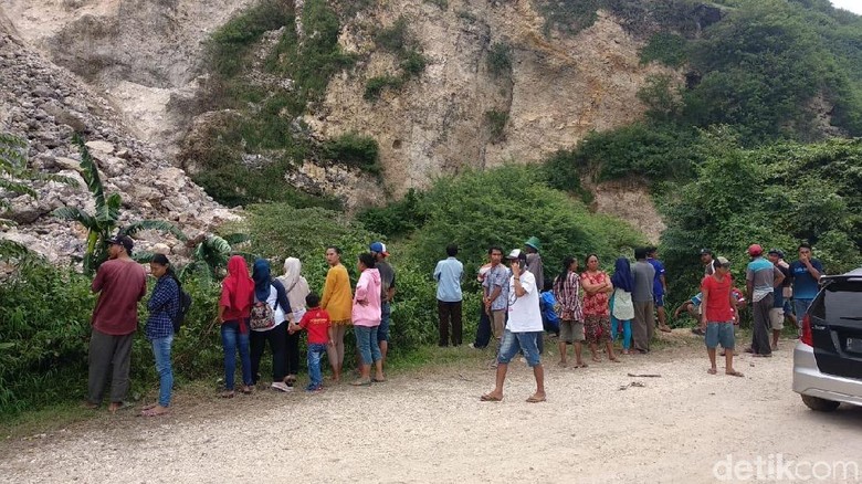 Penasaran Video Viral, Warga Berdatangan ke Lokasi Longsor Gunung Kapur Penasaran Video Viral, Warga Berdatangan ke Lokasi Longsor Gunung Kapur