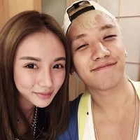 Sebelum kasus prostitusi yang melibatkan Seungri merebak, Kim memajang sejumlah foto kedekataannya dengan bintang K-Pop itu. Namun kini foto-foto tersebut telah hilang. Dalam pernyataannya Kim juga membantah terlibat dengan Seungri. Dirinya mengaku berada di klub malam milik Seungri pada 2015, namun membantah mengetahui bisnis prostitusi yang dijalankan di klub tersebut. Foto: Dok. Instagram