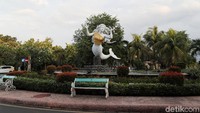 Ini penampakan patung putri duyung yang telah ditutupi dengan kemben.