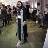 Sneakers kini tak lagi dianggap sebagai padanan busana yang boyish. Semakin banyak penggunaan sneakers yang digabungkan dengan dress atau rok.  Foto: Instagram