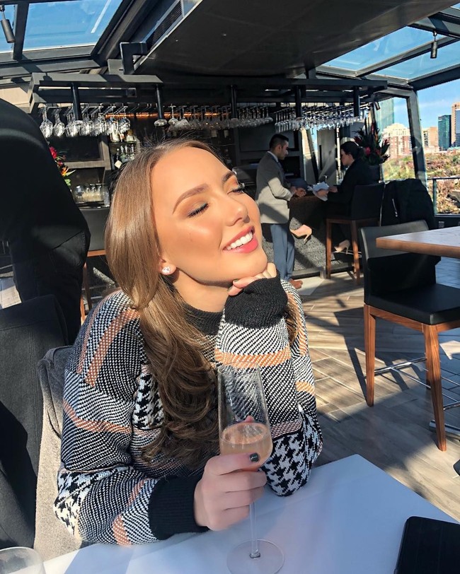 Hailier Mathers kini dikenal sebagai influencer dengan pengikut lebih dari 1,4 juta user Instagram. Gadis 23 tahun ini berbagi banyak hal, mulai fashion, kecantikan hingga kegemarannya berolahraga. Foto: Instagram @hailiescott1