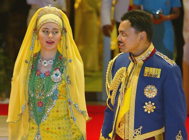 Pangeran Al-Muhtadee Billah Bolkiah menikahi seorang wanita cantik yang baru berusia 17 tahun, Sarah. Putri Sarah bukanlah lahir dari keluarga bangswan. Ayahnya dikenal sebagai ilmuwan, sedangkan ibunya seorang perawat. Foto: Christopher Furlong/Getty Images