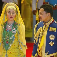 Pangeran Al-Muhtadee Billah Bolkiah menikahi seorang wanita cantik yang baru berusia 17 tahun, Sarah. Putri Sarah bukanlah lahir dari keluarga bangswan. Ayahnya dikenal sebagai ilmuwan, sedangkan ibunya seorang perawat. Foto: Christopher Furlong/Getty Images