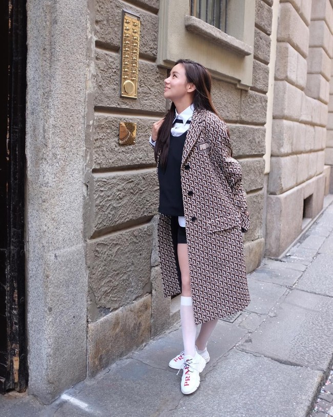 From head to toe, Kim Lim bergaya memakai Prada. Sneakers yang dipakainya seharga US$ 720 atau sekitar Rp 10 jutaan, sedangkan coat yang membalut tubuhnya seharga US$ 2.331 atau sekitar Rp 33 juta. Foto: Dok. Instagram @kimlimhl