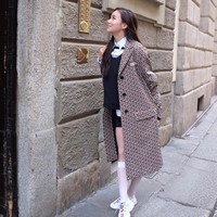 From head to toe, Kim Lim bergaya memakai Prada. Sneakers yang dipakainya seharga US$ 720 atau sekitar Rp 10 jutaan, sedangkan coat yang membalut tubuhnya seharga US$ 2.331 atau sekitar Rp 33 juta. Foto: Dok. Instagram @kimlimhl