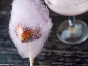 Mau Coba? Cotton Candy Ini Berisi Daging Perut Babi!