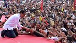Momen Jokowi-Iriana Foto Bersama Pendukung di Kampanye Terbuka