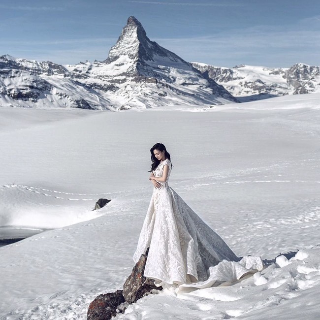 Sebagai sosialita, Kim Lim pun kerap didapuk sebagai model pemotretan sebuah brand. Baru-baru ini dia terpilih sebagai muse sebuah jasa fotografi pernikahan dan melakukan pemotretan Swiss dalam balutan busana pengantin dari Zuhair Murad. Foto: Dok. Instagram @kimlimhl