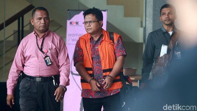 Disuap Rp 700 Juta, Hakim PN Semarang Dapat Rompi dan Borgol