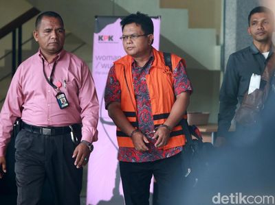 Disuap Rp 700 Juta, Hakim PN Semarang Dapat Rompi dan Borgol