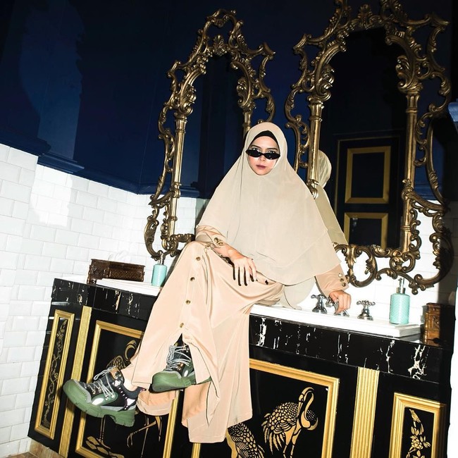 Dalam memilih sneakers, Vivi terlihat berhati-hati. Ia cukup detail dalam pemilihan warna. Contohnya saja saat ia memadukan sneakers warna hijau ini. Foto: Instagram