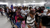 Warga pun nampak mengantre untuk mendaftar sebelum menjajal MRT di stasiun MRT Bundaran HI, Jakarta, Selasa (26/3/2019).