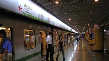  Shanghai Metro: Shanghai Metro memliki 413 stasiun dengan total panjang 676 kilometer. Transportasi modern ini sudah dibuka pada Mei 1993. Pada tahun 2018, ia melayani 12,5 juta penumpang setiap hari. Shanghai Metro beroperasi dari pukul 5 pagi sampai 11 malam.Foto: Wikimedia
