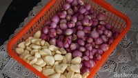 Bahan-bahan dalam membuat sambal roa cuma bawang merah-putih, cabai, dan garam. Tanpa penyedap apalagi pengawet. (Wahyu/detikcom)