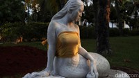 Menurut Corporate Communication Manager Taman Impian Jaya Ancol Rika Lestari, patung putri duyung telanjang dada ditutup kemben, bukan baru-baru ini dilakukan Ancol.