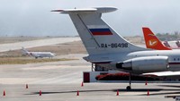 Bukti keberadaan pesawat Rusia di Caracas ditunjukkan melalui foto sebuah pesawat militer berbendera Rusia yang tampak di area parkir pesawat di Bandara Simon Bolivar pada Minggu (24/3). Foto-foto pada media sosial juga menunjukkan sejumlah serdadu Rusia berkumpul di bandara. Foto: REUTERS/Carlos Jasso