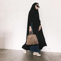 Ia memadukan busananya dengan berbagai jenis sneakers. Salah satunya adalah dad sneakers yang sedang booming di kalangan anak muda. Foto: Instagram
