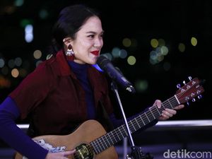 Tonton Aksi Sheryl Sheinafia Akustikan di Rooftop detikcom