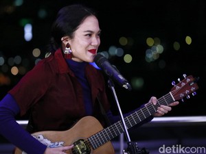 Tonton Aksi Sheryl Sheinafia Akustikan di Rooftop detikcom