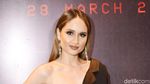 Penampilan Seksi Cinta Laura dengan Dress Hitam