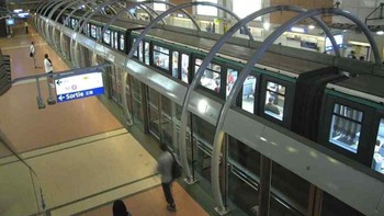 Paris Metro: Transportasi subway Paris Metro melayani kota metropolitan Paris dengan total panjang 214 kilometer. Ada total 302 stasiun di sistem ini dan menjadi MRT tersibuk kedua di Eropa setelah Moskow. Paris Metro mulai dibuka pada 19 Juli 1900. Kereta pertama berangkat pada 5.30 pagi sampai jam 1.15 malam. Foto: Wikimedia