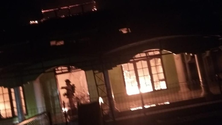 Masjid di Depok Kebakaran Jelang Subuh, Tak Ada Korban Jiwa Masjid di Depok Kebakaran Jelang Subuh, Tak Ada Korban Jiwa