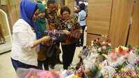 Tas-tas cantik buatan narapidana menyedot perhatian pengunjung pameran.