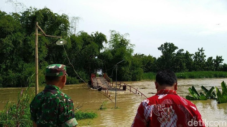 Banjir Luapan Sungai Lamong Putus Jembatan, Mobilitas Warga Terganggu Banjir Luapan Sungai Lamong Putus Jembatan, Mobilitas Warga Terganggu