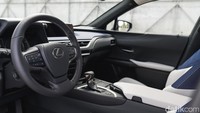 Sedangkan bagi penumpang di samping sang pengemudi, integrasi audio switch yang berada pada arm rest menciptakan efisiensi dalam mengontrol sistem multimedia yang telah dilengkapi dengan 8-speaker Lexus Premium Audio System dan 10,3 inci Center Display.
