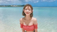 Dengan latar pantai dan senyumnya, Taeri sukses bikin para fansnya gagal fokus. (taeri__taeri/Instagram)