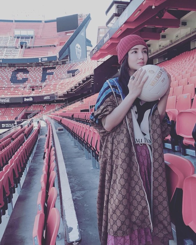 Gucci adalah salah satu merek high end favorit Kim Lim. Terlihat Kim berpose dengan memakai jaket dan rok Gucci di stadion sepakbola Mestalla, stadion tuan rumah Valencia CF, klub sepakbola yang dimiliki ayahnya. Foto: Dok. Instagram @kimlimhl
