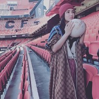 Gucci adalah salah satu merek high end favorit Kim Lim. Terlihat Kim berpose dengan memakai jaket dan rok Gucci di stadion sepakbola Mestalla, stadion tuan rumah Valencia CF, klub sepakbola yang dimiliki ayahnya. Foto: Dok. Instagram @kimlimhl